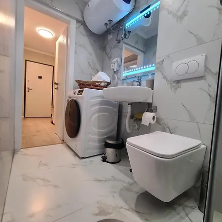 アパート Whispering Dawn Apartment, Accommodates 4, Next To Center, With Ac And Wifi ティラナ