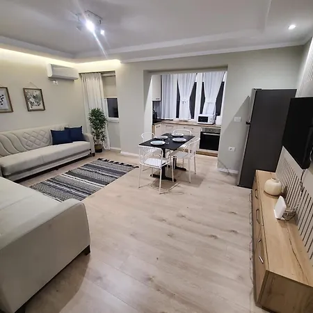 Tesa Apartment, Accommodates 4, Next To Center, With Ac And Wifi Lägenhet Tirana