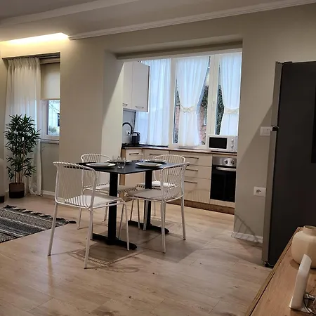 Whispering Dawn Apartment, Accommodates 4, Next To Center, With Ac And Wifi