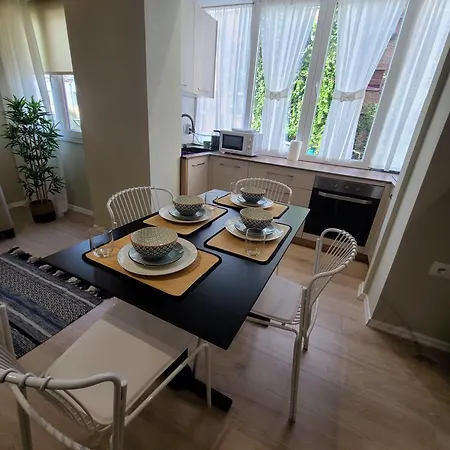 Tesa Apartment, Accommodates 4, Next To Center, With Ac And Wifi Lägenhet *