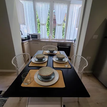 Whispering Dawn Apartment, Accommodates 4, Next To Center, With Ac And Wifi * 地拉那