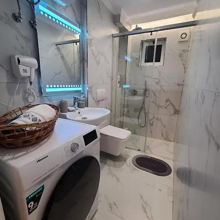 Whispering Dawn Apartment, Accommodates 4, Next To Center, With Ac And Wifi Апартаменты *