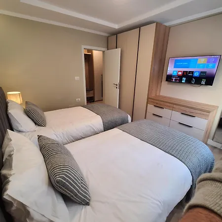 Whispering Dawn Apartment, Accommodates 4, Next To Center, With Ac And Wifi